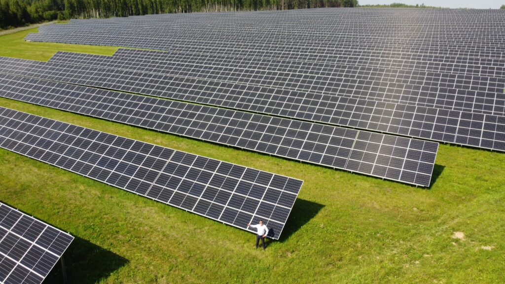„Modus Asset Management“ žengia į Latviją – iš vystytojo „Evecon“ įsigijo 55 MW galios saulės elektrinių portfelį